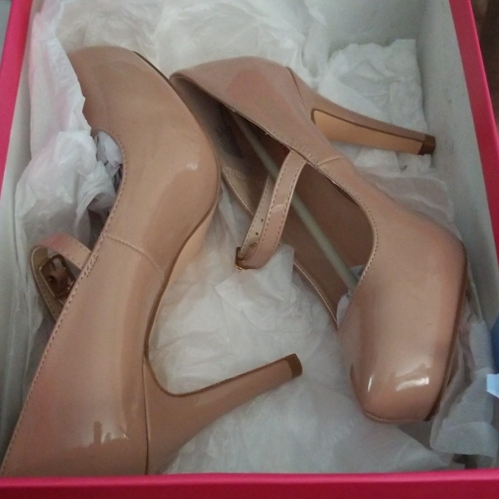 Nude patent pumps with strap